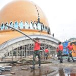 Prajurit Pasmar 3 Bantu Pembangunan Masjid Al-Akbar di Sorong, Wujudkan Kepedulian Sosial TNI