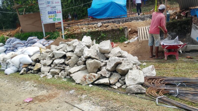 Proyek Gedung MI Al-Hidayah Lebak Diduga Gunakan Material di Bawah Standar