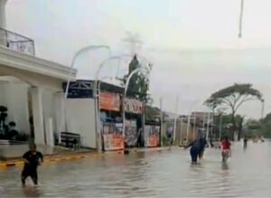 Genangan Banjir di Cikarang Utara Jadi Tempat Bermain Anak