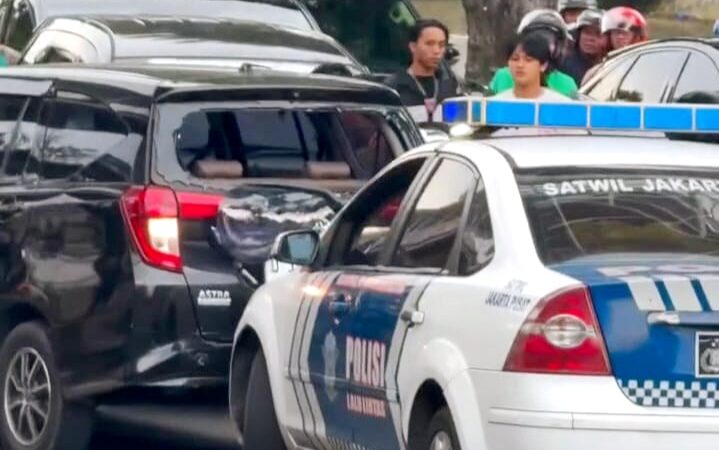 Mobil Lawan Arus di Gunung Sahari Dikepung Warga