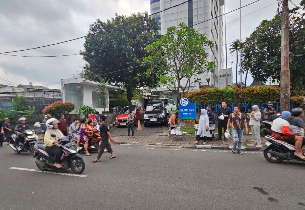 Ramadan Berkah Blue Sky Petamburan Berbagi Takjil & Promo