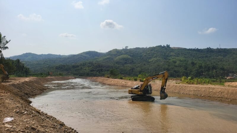 Normalisasi Sungai Cidikit Rampung, Pemdes Bayah Barat Beri Penghargaan kepada PT SBJ